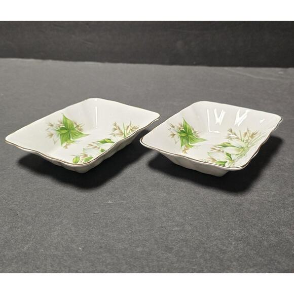 Royal Albert Trillium Bone China Trinket Nut Dishes Set of 2 England Gold Trim - Picture 4 of 7